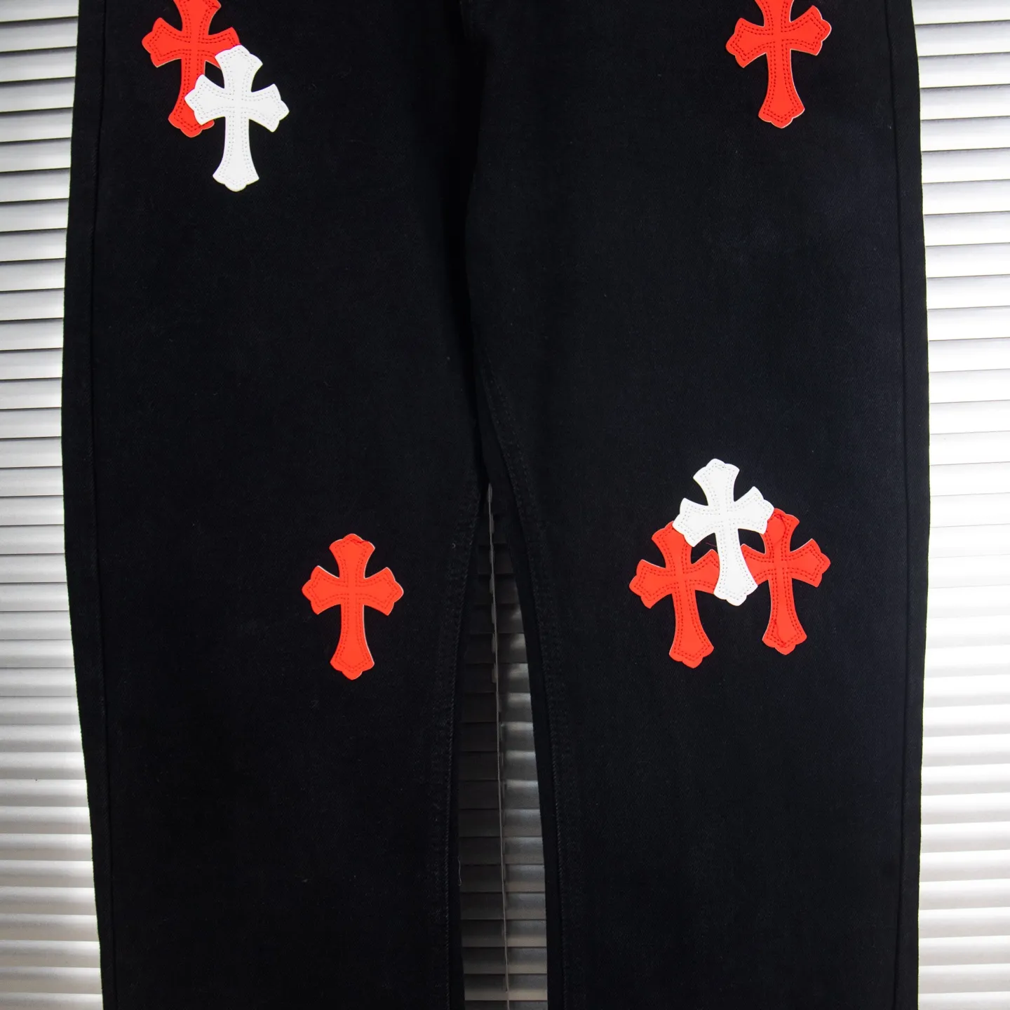 P260 Chrome Hearts Black Pants Sanskrit Red and White Patch Leather Jeans CH jeans need to be washed before being dismantled and then hand-stitched with sheepskin cross leather and then spliced ​​together. The whole piece has too many craftsmanship to explain. The patches are decorated with cross patterns and the high-waisted washed jeans! ! Absolutely high-end luxury products, god-level single products and super popular products, made with top heavy industry, a must-see magic weapon. Customized hardware. The fabric is thick and soft after washing. It has good breathability. Customized small leather label. Unique design. The details are simple and elegant, and the workmanship is exquisite. The entire trousers are neatly routed and the details are in place! It’s so cool that both men and women can easily control the genderless trend! Style number: 1872# Color: black Size: 28 30 32 34